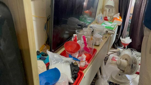 Badan Narkotika Nasional (BNN) mengungkap 'pabrik' sabu di sebuah unit apartemen kawasan Cisauk, Kabupaten Tangerang