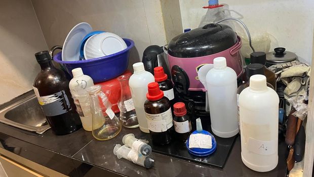 Badan Narkotika Nasional (BNN) mengungkap 'pabrik' sabu di sebuah unit apartemen kawasan Cisauk, Kabupaten Tangerang