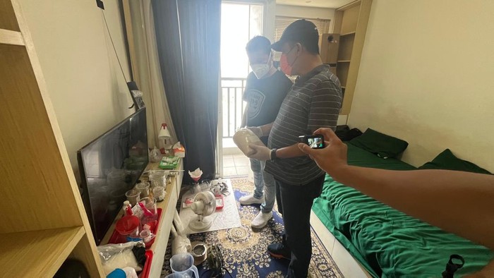 Badan Narkotika Nasional (BNN) mengungkap pabrik sabu di sebuah unit apartemen kawasan Cisauk, Kabupaten Tangerang