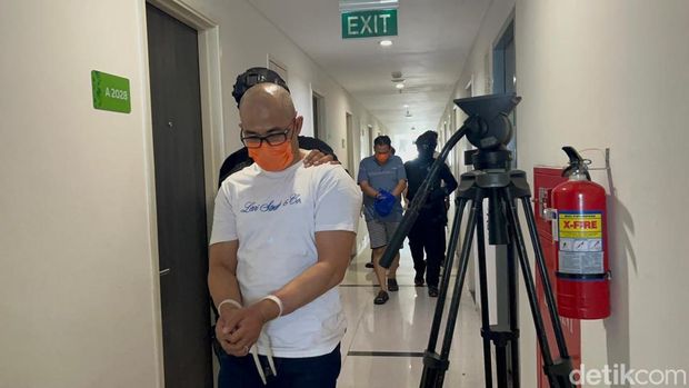 BNN menggerebek pabrik sabu di sebuah apartemen di Cisauk, Tangerang.