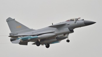 Menteri Keuangan (Menkeu) Purbaya Yudhi Sadewa menegaskan Kementerian Keuangan telah menyetujui anggaran pembelian fighter jet atau jet tempur dari China, Chengdu J-10. Purbaya mengatakan anggaran pembelian jet tempur buatan China ini mencapai USD 9 miliar atau sekitar Rp 148 triliun. Foto: Wikipedia