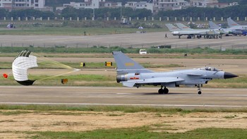 Pesawat yang disebut setara dengan F-16 Fighting Falcon ini diproduksi Chengdu Aircraft Corporation (CAC) untuk Angkatan Udara dan Angkatan Laut Tentara Pembebasan Rakyat China dan saat ini diekspor ke Angkatan Udara Pakistan (PAF). Foto: Wikipedia