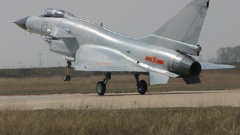 J-10 dapat terbang dengan kecepatan maksimum 2.327 km/jam dan memiliki ketinggian jelajah maksimum (service ceiling) 18.000 meter. Jangkauan dan radius tempurnya masing-masing adalah 1.850 km dan 550 km. Pesawat ini memiliki bobot sekitar 9.750 kg dan bobot lepas landas maksimum 19.277 kg. Ia ditenagai oleh mesin turbojet AL-31 yang dipasok oleh Saturn Lyulka. Foto: Wikipedia
