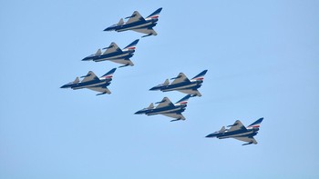 J-10 pertama dirakit bulan Juni 1997 dan terbang pertama kali pada di Maret 1998. J-10 mulai beroperasi pada tahun 2006. Ia diresmikan oleh pemerintah China pada bulan Januari 2007. Ada lebih dari 600 unit jet ini yang dibuat hingga tahun 2024. Foto: Wikipedia