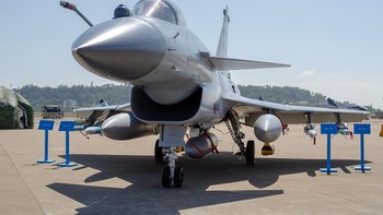 Di sisi senjata, J-10 antara lain dapat membawa rudal udara ke udara seperti buatan China Python 3 PL-8, P-11, atau PL-12, maupun rudal buatan Rusia Vympel R-73 (AA-11 Archer) atau R-77 (AA-12 Adder). Foto: Wikipedia