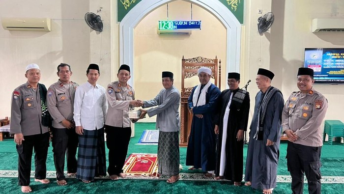 Ditbinmas Polda Metro Jaya menggelar Jumling untuk menyebarkan pesan kamtibmas dari masjid ke masjid, Jumat (17/10/2025).
