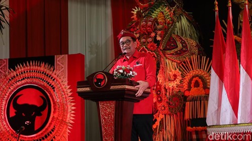 Ketua DPP PDI Perjuangan Djarot Saiful Hidayat saat pidato dalam pembukaan Konferda PDI Perjuangan Bali di Sunset Road, Badung, Sabtu (18/10/2025). (Aryo Mahendro/detikBali).