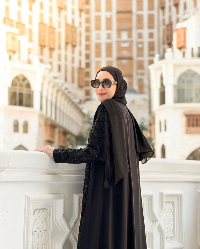 Erin Taulany belakangan menjadi bahan perbincangan setelah membantah tuduhan suami bahwa dia menjalani gaya hidup hedon. Lewat unggahan Instagram, ibu tiga anak ini tidak terima disebut demikian. Foto: Instagram/@erintaulany