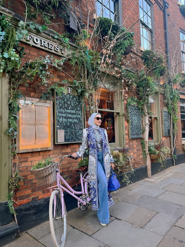 Dia menanggapi isu liar yang berkembang terkait alasan dirinya diceraikan Andre Taulany. Wanita 40 tahun ini menegaskan kabar soal hidup hedon dan yang lainnya adalah fitnah. Foto: Instagram/@erintaulany