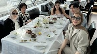 Erin Taulany pernah mengajak serta anak-anak dan ibunya untuk liburan bersama. Kehangatan keluarga besar tersebut makin erat saat sesi makan di restoran bergaya elegan. Foto: Instagram/@erintaulany