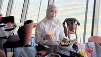 Mocktail menyegarkan dipesan Erin Taulany untuk menyejukkan dirinya. Dari restoran tempat ia bersantap, Erin dapat memandangi Palm Jumeirah. Foto: Instagram/@erintaulany