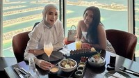 Mengajak putrinya, Erin Taulany sempat kulineran sampai ke Dubai. Sajian makanan enak dipesan oleh ibu dan anak tersebut untuk mengisi perut. Foto: Instagram/@erintaulany