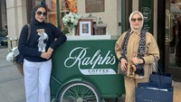 Dalam menjalani kesehariannya, Erin Taulany sering memperlihatkan kebersamaan bersama keluarganya di media sosial. Misalnya mengajak orang tuanya berlibur dan menyambangi kafe dari merek fashion ternama. Foto: Instagram/@erintaulany