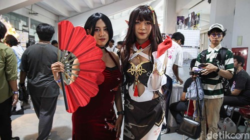Sejumlah peserta berpenampilan cosplay anime saat acara Cosplay Expo, GBK, Jakarta, Sabtu (18/10/2025). Kawasan Gelora Bung Karno (GBK) akhir pekan ini dipenuhi ribuan penggemar anime, manga, dan game yang datang untuk menghadiri Cosplay Expo 2025. Acara yang berlangsung selama dua hari tersebut menjadi salah satu festival budaya pop Jepang terbesar di Indonesia tahun ini.