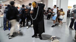 Sejak pagi, suasana di area acara sudah meriah. Pengunjung dari berbagai daerah datang mengenakan kostum karakter favorit mereka. Beragam warna kostum, gaya rambut, dan properti unik menghiasi area sekitar GBK, menciptakan suasana seperti dunia fantasi yang hidup di tengah ibu kota.