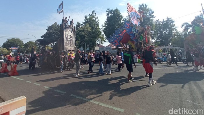 Festival Pesisiran di Kota Cirebon yang menampilkan arak-arakan tradisi nadran
