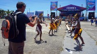 Wisatawan asing mengabadikan tarian khas Papua pada Festival Raja Ampat di Pantai Waisai Torang Cinta (WTC) Kabupaten Raja Ampat, Papua Barat Daya, Sabtu (18/10/2025). Foto: ANTARA FOTO/OLHA MULALINDA