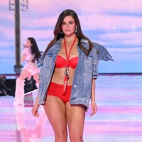 Menurut Pat, riasan kali ini bukan sekadar mempercantik wajah, tapi juga merayakan keunikan setiap model di atas runway. “Makeup ini adalah tentang kulit bercahaya dan energi positif — kecantikan yang sama transformatifnya dengan sayap para angel,” jelasnya. Foto: Gilbert Flores/Variety via Getty Images