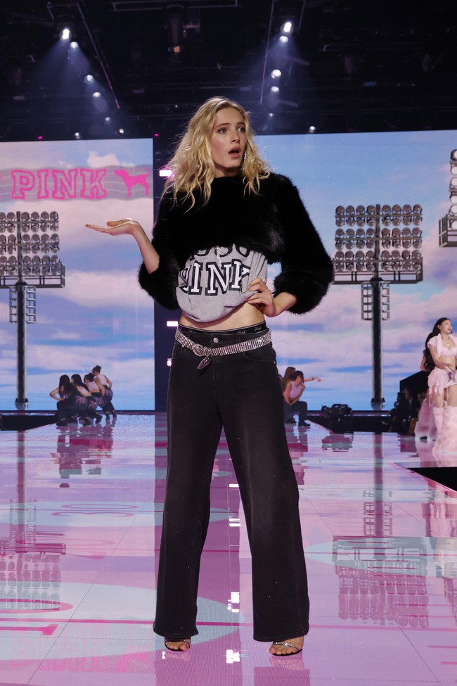 Model Summer Dirx bergaya bak anak kuliahan dengan sweater varsity dan jeans. Gayanya jauh dari kesan seksi seperti rekan-rekannya di catwalk. (Foto: Taylor Hill/WireImage)
