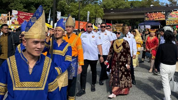 Ikatan Keluarga Minangkabau memecahkan rekor MURI untuk kategori memasak rendang terbanyak di luar negeri.