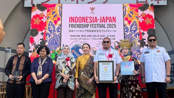Ikatan Keluarga Minangkabau memecahkan rekor MURI untuk kategori memasak rendang terbanyak di luar negeri.