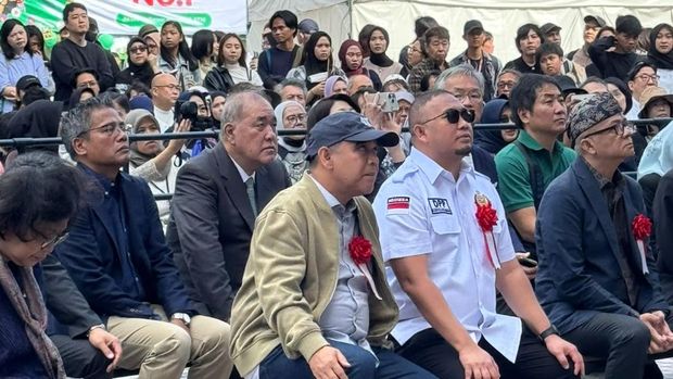 Ikatan Keluarga Minangkabau memecahkan rekor MURI untuk kategori memasak rendang terbanyak di luar negeri.