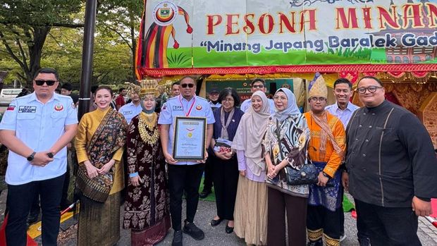 Ikatan Keluarga Minangkabau memecahkan rekor MURI untuk kategori memasak rendang terbanyak di luar negeri.