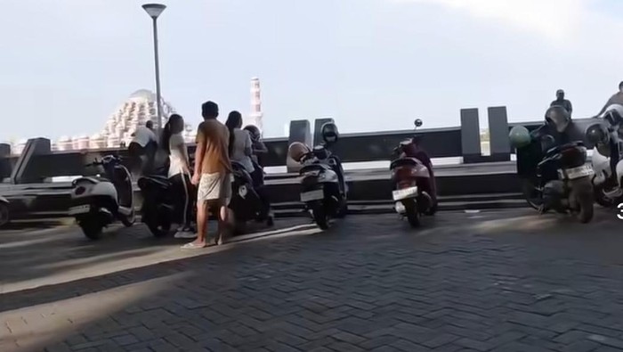 Jukir liar beraksi di kawasan Anjungan Pantai Losari Makassar.