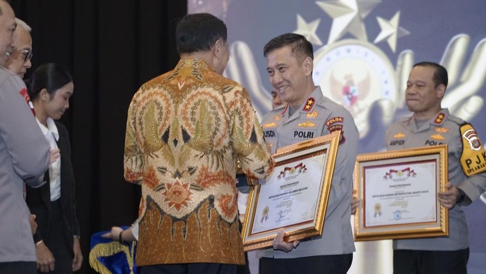 Kapolda Sulsel Irjen Rusdi Hartono menerima Kompolnas Award 2025.