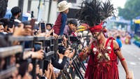 Peserta menunjukkan keahlian debus saat mengikuti karnaval Asia Afrika Festival 2025 di Jalan Asia Afrika, Bandung, Jawa Barat. Foto: ANTARA FOTO/NOVRIAN ARBI