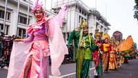 Karnaval yang diikuti sejumlah perwakilan kabupaten/kota di Indonesia serta delegasi luar negeri itu merupakan wujud menjadikan Kota Bandung sebagai magnet wisata budaya sekaligus menegaskan sebagai kota diplomasi dunia yang menjaga semangat persaudaraan antarbangsa Asia dan Afrika untuk diwariskan bagi generasi muda. Foto: ANTARA FOTO/NOVRIAN ARBI