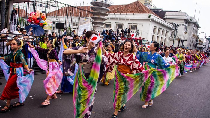Peserta menggunakan kostum pejuang saat mengikuti karnaval Asia Afrika Festival 2025 di Jalan Asia Afrika, Bandung, Jawa Barat, Sabtu (18/10/2025). Karnaval yang diikuti sejumlah perwakilan kabupaten/kota di Indonesia serta delegasi luar negeri itu merupakan wujud menjadikan Kota Bandung sebagai magnet wisata budaya sekaligus menegaskan sebagai kota diplomasi dunia yang menjaga semangat persaudaraan antarbangsa Asia dan Afrika untuk diwariskan bagi generasi muda. ANTARA FOTO/Novrian Arbi/tom.