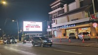 Beberapa ruko di kawasan strategis Kemang ada yang mulai menampilkan iklan mencari penyewa lain, setelah kontrak sebelumnya selesai. Namun saat detikTravel berkunjung pada Kamis (16/10/2025), Kemang masih memperlihatkan daya tariknya pada pengunjung. (dok. Qonita Hamidah/detik travel)