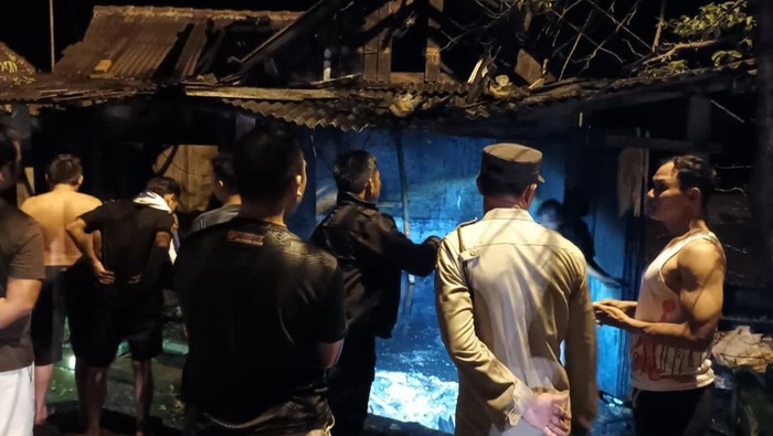 Kebakaran Petugas Damkar saat melakukan penanganan kebakaran warung di wilayah Sidemen, Karangasem, Jumat (17/10/2025).