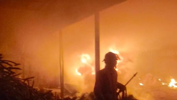 Kebakaran gudang produksi basreng di Tasikmalaya.