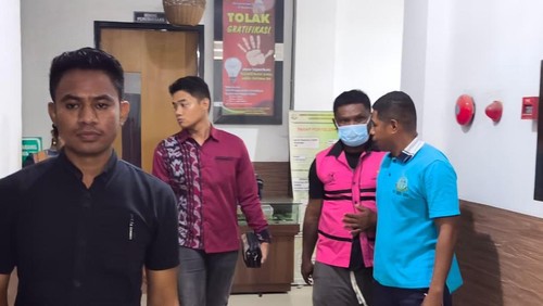 Kejari Sikka menetapkan tiga tersangka korupsi, Jumat (17/10/2025).