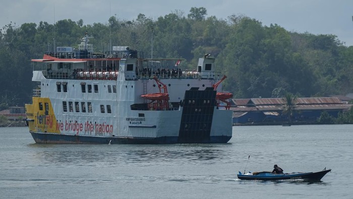 Foto udara kapal fery KMP Bahteramas meninggalkan Pelabuhan Fery Kendari, Sulawesi Tenggara, Sabtu (18/10/2025). Kementerian Perhubungan (Kemenhub) mencatat layanan angkutan laut perintis telah melayani 7,8 juta penumpang secara kumulatif sejak tahun 2015 hingga 2025 yang terdiri dari 107 trayek angkutan laut perintis di 480 pelabuhan singgah pada 28 provinsi dan 184 kabupaten/kota. ANTARA FOTO/Andry Denisah/bar