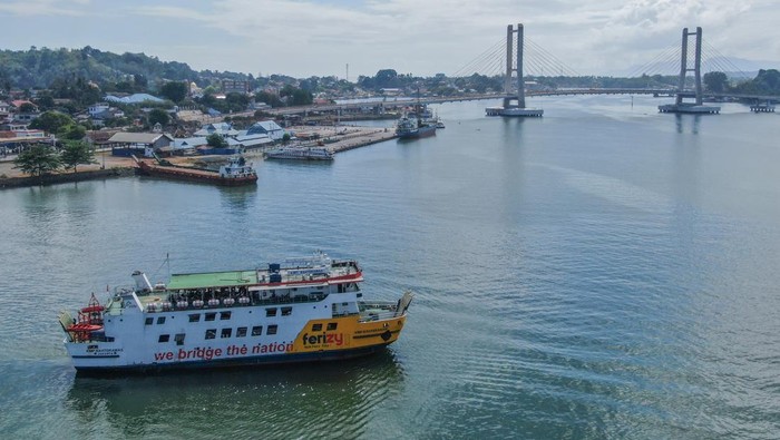 Foto udara kapal fery KMP Bahteramas meninggalkan Pelabuhan Fery Kendari, Sulawesi Tenggara, Sabtu (18/10/2025). Kementerian Perhubungan (Kemenhub) mencatat layanan angkutan laut perintis telah melayani 7,8 juta penumpang secara kumulatif sejak tahun 2015 hingga 2025 yang terdiri dari 107 trayek angkutan laut perintis di 480 pelabuhan singgah pada 28 provinsi dan 184 kabupaten/kota. ANTARA FOTO/Andry Denisah/bar