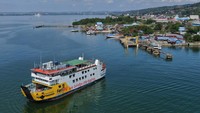 Foto udara kapal fery KMP Bahteramas meninggalkan Pelabuhan Fery Kendari, Sulawesi Tenggara, Sabtu (18/10/2025). ANTARA FOTO/Andry Denisah