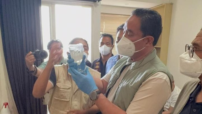 Kepala BNN RI Komjen Suyudi Ario Seto mengecek pabrik sabu di salah satu unit apartemen di Ciasuk, Kabupaten Tangerang, Sabtu (18/10/2025).