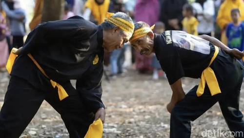 Kesenian Ntumbu Tuta yang digelar di Desa Ntori, Kecamatan Wawo, Kabupaten Bima, NTB.