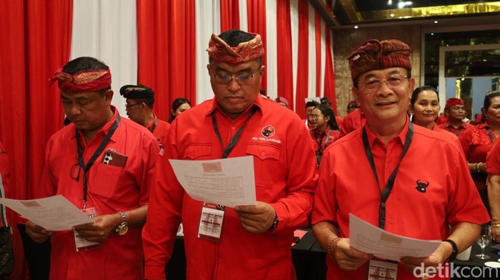 Ketua DPC PDIP Karangasem I Gede Dana bersama Sekretaris dan Bendahara sebelum membacakan sumpah jabatan di Konferda PDIP Bali, Sabtu (18/10/2025).