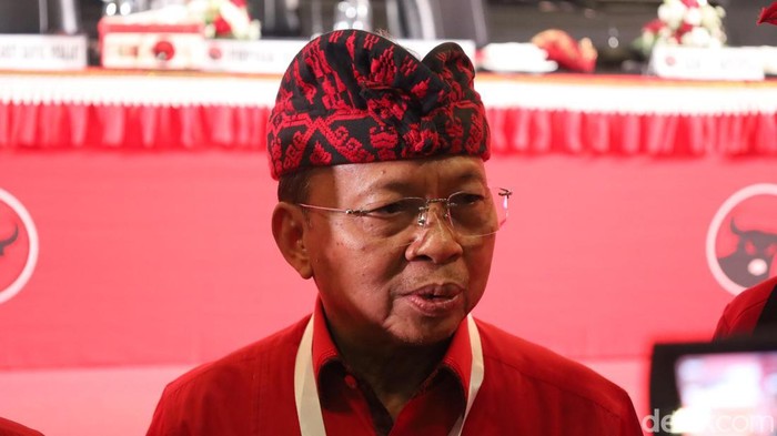 Ketua DPD PDIP Bali Wayan Koster seusai konferensi daerah (Konferda) PDI Perjuangan Bali, Badung, Sabtu (18/10/2025).