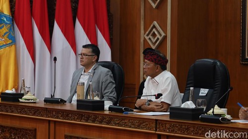 Ketua DPR Arizona, Tony Rivero (kiri) dan Gubernur Bali Wayan Koster saat berdiskusi di rumah dinas gubernur, Denpasar, Sabtu (18/10/2025).