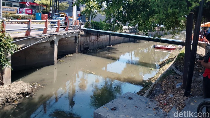 Kondisi Terkini Semburan Air Campur Gas di Sungai Rungkut Surabaya