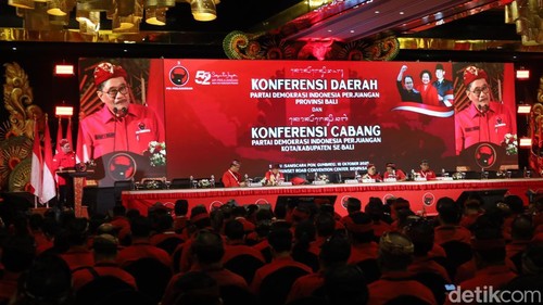 Ketua DPP PDI Perjuangan Djarot Saiful Hidayat saat pidato dalam pembukaan Konferda PDI Perjuangan Bali di Sunset Road, Badung, Sabtu (18/10/2025). (Aryo Mahendro/detikBali).