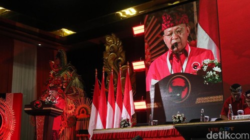 Ketua DPD PDI Perjuangan Bali Wayan Koster membacakan 21 nama pengurus di tingkat DPD yang sudah resmi dilantik, Jumat (18/10/2025). (Aryo Mahendro/detikBali).