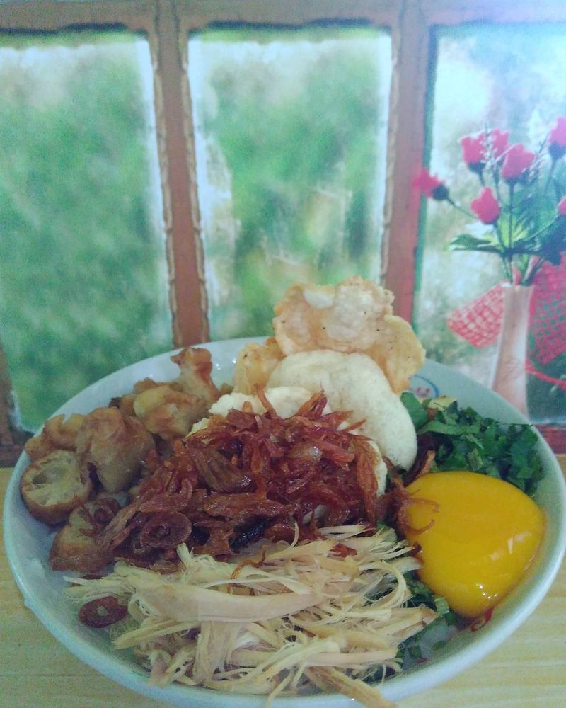 Kuliner dekat stasiun Palmerah Kuliner dekat stasiun Palmerah.