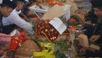 Dalam tradisi ini, makanan disajikan dalam wadah besar yang diletakkan di tengah dan disantap bersama-sama oleh banyak orang sambil duduk di lantai. Foto: ANTARA FOTO/Iggoy el Fitra