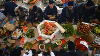 Makan Bajamba merupakan tradisi makan bersama pada budaya Minangkabau yang melambangkan kebersamaan, kesetaraan, dan kekeluargaan, serta sering diadakan pada acara adat seperti pernikahan, upacara kebesaran, atau pertemuan penting lainnya. Foto: ANTARA FOTO/Iggoy el Fitra